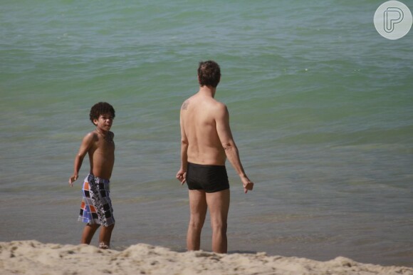 Marcello Antony conversa com o filho Francisco na praia da Barra da Tijuca