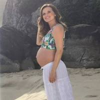 Fernanda Rodrigues, grávida de sete meses, exibe barrigão em ensaio na praia