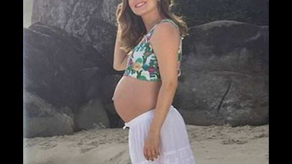 Fernanda Rodrigues, grávida de sete meses, exibe barrigão em ensaio na praia