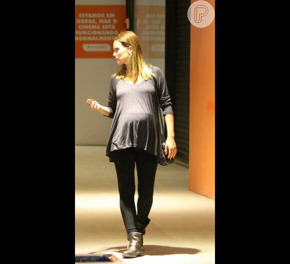 Fernanda Rodrigues, grávida de sete meses, mostrou que sua barriguinha de gestante está bem evidente durante um passeio no shopping