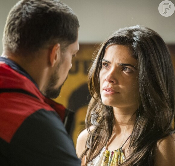 Juliano (Cauã Reymond) invade o apartamento de Romero (Alexandre Nero) na ceia de Natal e se declara para Toia (Vanessa Giácomo), na novela 'A Regra do Jogo'