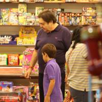 Fausto Silva e a mulher, Luciana, passeiam com os dois filhos em shopping do Rio