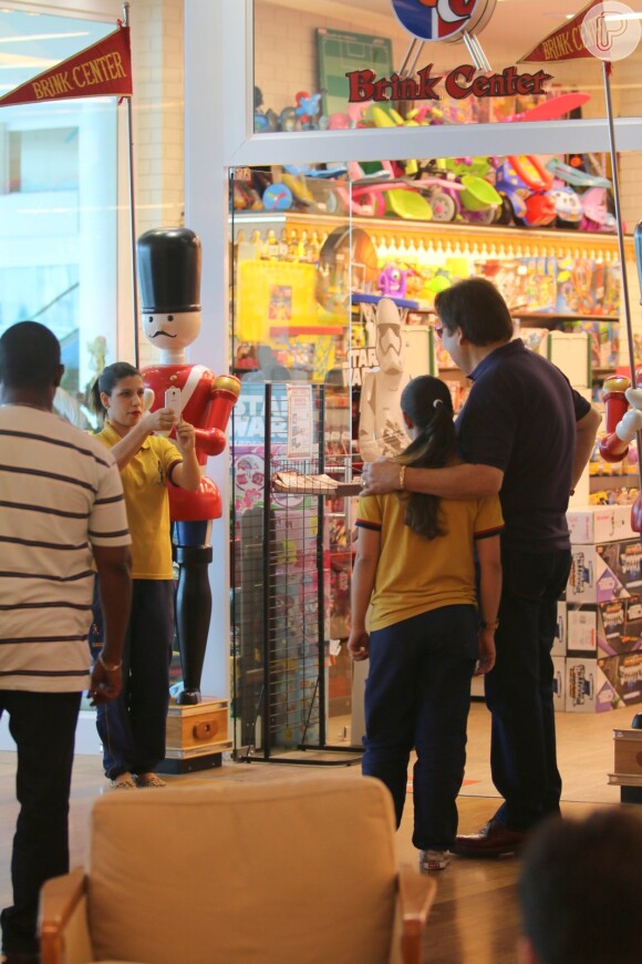 Fausto Silva posou para foto com vendedora da loja de brinquedos