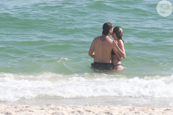 Felipe Andreoli beija a esposa Rafa Brites, no mar da Barra da Tijuca, no Rio de Janeiro