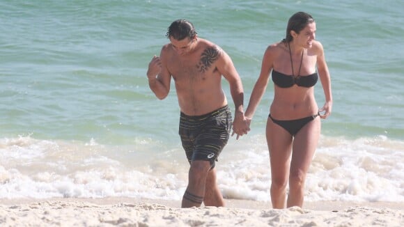 Rafa Brites exibe boa forma na praia ao lado do marido, Felipe Andreoli. Fotos!