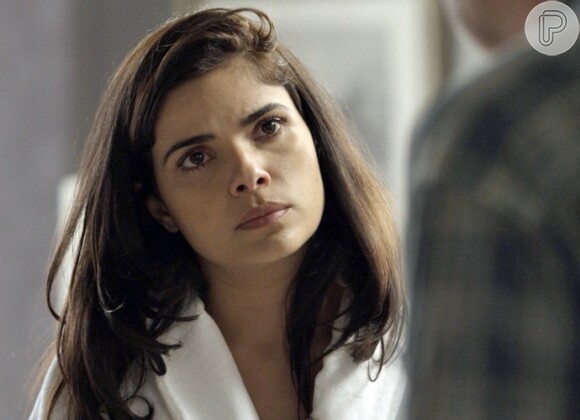 Tóia (Vanessa Giácomo) deduz que Atena (Giovanna Antonelli) é da facção e pressiona Romero (Alexandre Nero), na novela 'A Regra do Jogo'