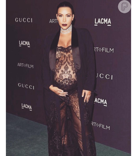 Kim Kardashian diz que perdeu 8kg após dez dias do nascimento do filho. Nesta segunda-feira (14), ela apareceu em um vídeo em seu aplicativo e contou que chegou a pesar quase 87kg antes de dar à luz Saint