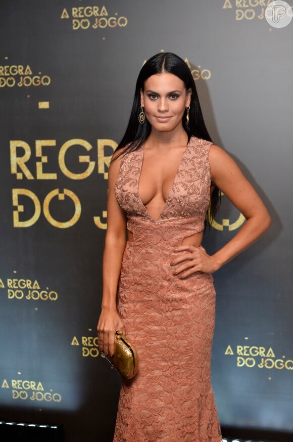 Letícia Lima usou um vestido decotado no lançamento da novela