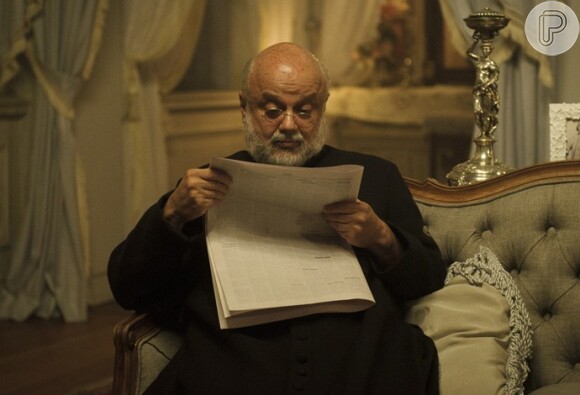 Mario Borges é Padre Anselmo, confidente de Mariana (Marjorie Estiano), na minissérie 'Ligações Perigosas'