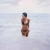 A atriz de "Totalmente Demais" deu um mergulho na praia e postou uma foto de biquíni no Instagram