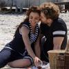 O casal aproveira momento romântico na praia, em cena da primeira fase de 'Lado a lado'