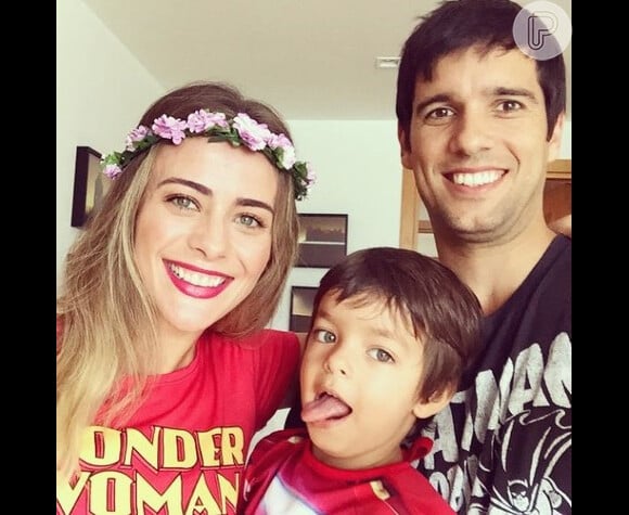 Casada com João Vergara, a atriz já ensina para o filho, Bento, de 4 anos, alguns rituais para a virada do ano