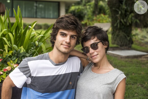 Fabinho (Daniel Blanco) namora Leila (Carla Salle), na novela 'Totalmente Demais'