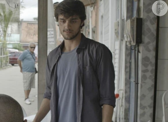 Jonatas (Felipe Simas) vai na armadilha de Fabinho (Daniel Blanco) e vai parar na cadeia, na novela 'Totalmente Demais'