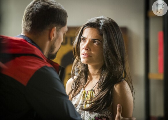 Juliano (Alexandre Nero) pede que Tóia (Vanessa Giácomo) reate o namoro e passe o Natal com ele, na novela 'A Regra do Jogo', em 25 de dezembro de 2015
