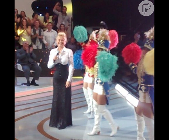 Xuxa ainda relembrou as décadas de 80 e 90 e dançou ao lado de dançarinas vestidas de paquita no 'Família Record'