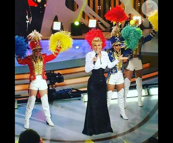 Xuxa ainda relembrou as décadas de 80 e 90 e dançou ao lado de dançarinas vestidas de paquita no 'Família Record'