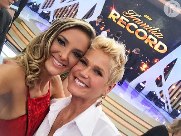 Xuxa posa com Ticiane Pinheiro em gravação de especial de Natal da Record
