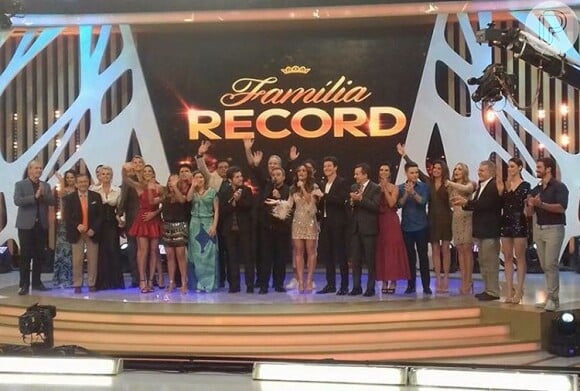 Xuxa posa com apresentadores e atores da Record em gravação de especial de Natal