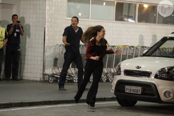 Paloma (Paolla Oliveira) e Bruno (Malvino Salvador) chegam correndo ao aeroporto em busca de Paulinha (Klara Castanho), em 'Amor à Vida'
