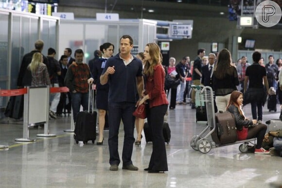Paolla Oliveira e Malvino Salvador gravaram as cenas em que Paloma e Bruno procuram Paulinha (Klara Castanho) no aeroporto, irão ao ar em 'Amor à Vida', em 26 de agosto de 2013
