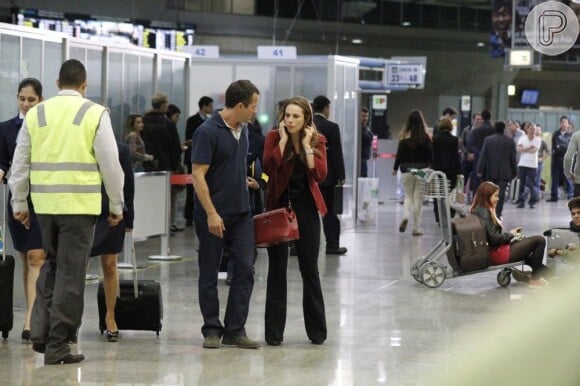 No saguão do aeroporto, Paloma (Paolla Oliveira) atende a uma ligação ao lado de Bruno (Malvino Salvador), esperando alguma notícia de Paulinha (Klara Castanho), em 'Amor à Vida'