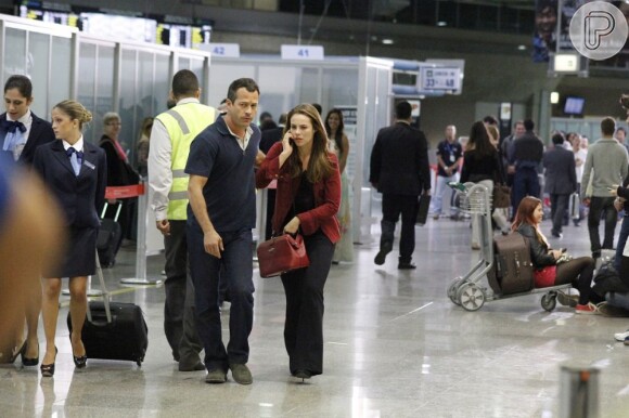Ciça (Neusa Maria Faro) recobra a consciência e liga para Paloma (Paolla Oliveira), que atende ao lado de Bruno (Malvino Salvador), no aeroporto, em cena de 'Amor à Vida', em 26 de agosto de 2013