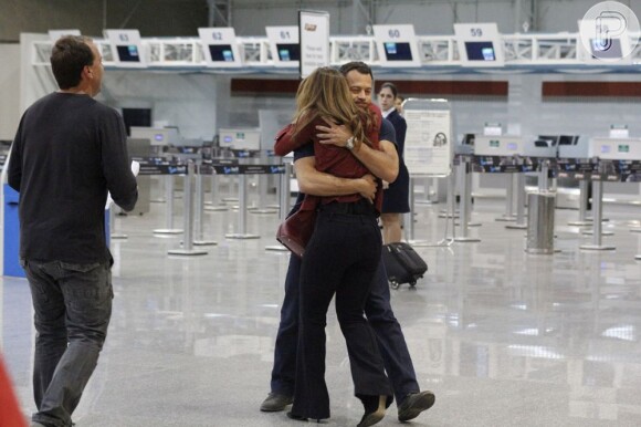 Bruno (Malvino Salvador) abraça Paloma (Paolla Oliveira) no saguão do aeroporto, em cena de 'Amor à Vida'