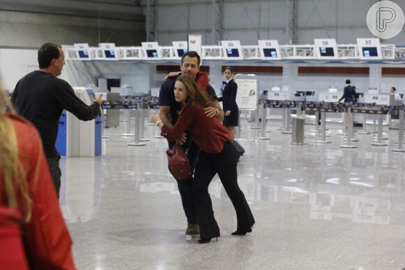 Paolla Oliveira e Malvino Salvador gravam cenas de ação no aeroporto internacional do Rio de Janeiro, na pele de Paloma e Bruno, que estão atrás da filha sequestrada, em 'Amor à Vida'