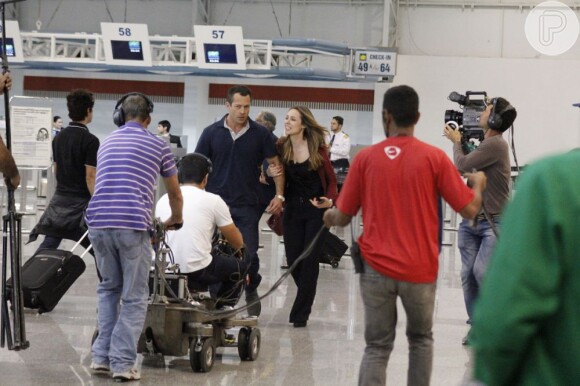 A equipe de 'Amor à Vida' grava a sequência em que Paloma (Paolla Oliveira) e Bruno (Malvino Salvador) tentam resgatar Paulinha (Klara Castanho) no aeroporto, em 'Amor à Vida'