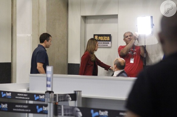 Paloma (Paolla Oliveira) e Bruno (Malvino Salvador) entram na sala da polícia, no aeroporto, mas descobrem que as pessoas detidas eram sósias de Paulinha (Klara Castanho), Ninho (Juliano Cazarré) e Alejandra (Maria Maya), em 'Amor à Vida'