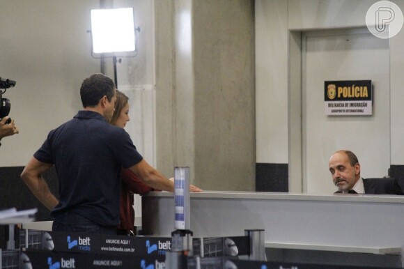 Paloma (Paolla Oliveira) e Bruno (Malvino Salvador) chegam ao departamento policial do aeroporto achando que vão encontrar Paulinha (Klara Castanho), em cena de 'Amor à Vida'