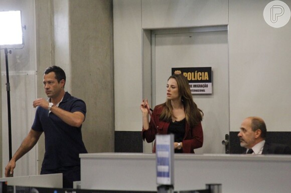 Bruno (Malvino Salvador) e Paloma (Paolla Oliveira) ficam revoltados ao descobrir que foram enganados e perderam Paulinha (Klara Castanho), no aeroporto, em 'Amor à Vida'