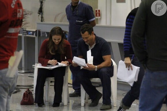 Paolla Oliveira e Malvino Salvador passam o texto antes de gravar cena de 'Amor à Vida' no aeroporto
