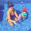 Fernanda Souza se diverte em piscina com a sobrinha Isabeli na tarde desta quarta-feira, dia 16 de dezembro de 2015