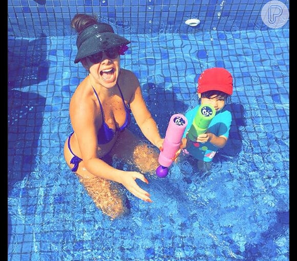 Fernanda Souza se diverte em piscina com a sobrinha Isabeli na tarde desta quarta-feira, dia 16 de dezembro de 2015
