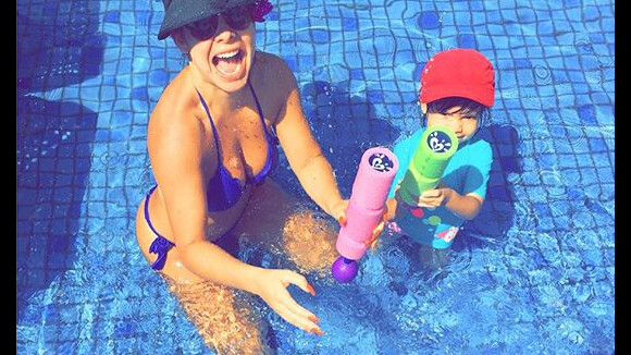 Fernanda Souza brinca com a sobrinha de biquíni em clique feito por Thiaguinho