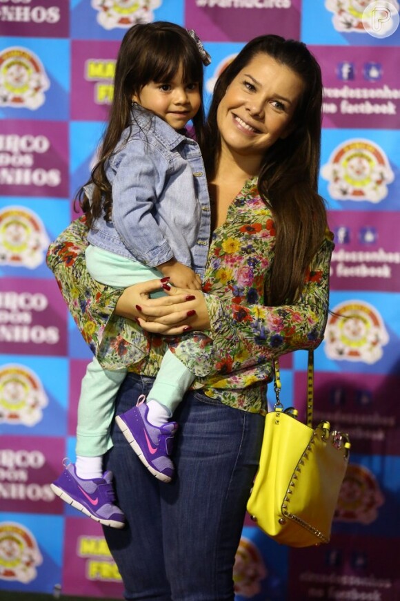 Fernanda Souza sempre é clicada com a sobrinha Isabeli