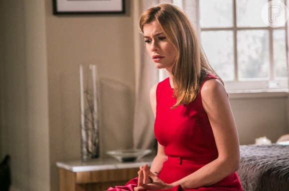 Lívia (Alinne Moraes) decide procurar Vitória (Irene Ravache), na novela 'Além do Tempo'