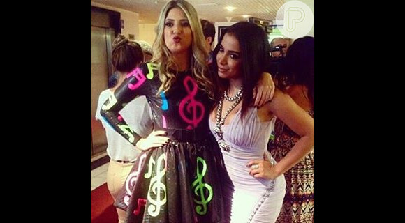 Dani Calabresa usou um vestido cheio de notas musicais e posou ao lado de Anitta, que escolheu um Versace