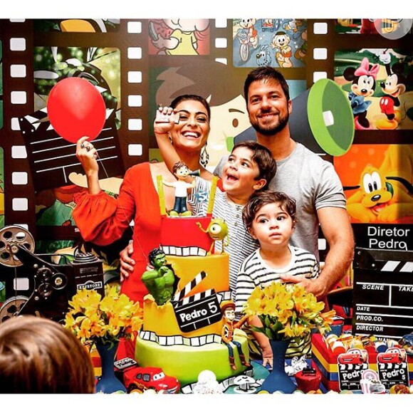 Juliana Paes posa ao lado da família em festa de seu filho, que faz aniversário nesta quarta-feira, dia 16 de dezembro de 2015