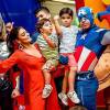 Juliana Paes sorri ao ver os filhos com heróis no aniversário de Pedro