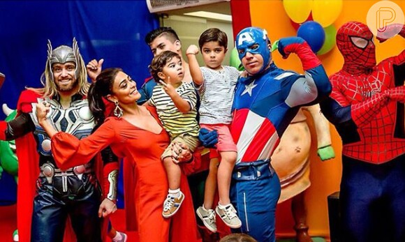 Juliana Paes sorri ao ver os filhos com heróis no aniversário de Pedro