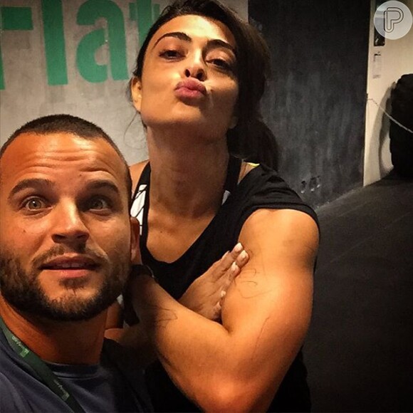 Juliana Paes faz careta em selfie postada ao lado de seu treinador