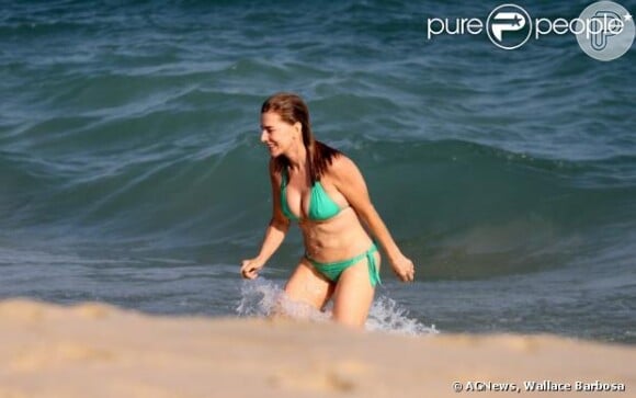 A atriz também foi flagrada recentemente exibindo a boa forma, aos 55 anos, na Praia de Ipanema