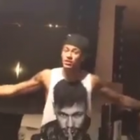 Neymar canta samba do Carnaval 2016 em vídeo da Grande Rio. Assista!