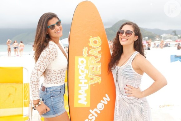 Giulia Costa e Lívian Aragão gravaram em praia do Rio o programa 'Papo Reto de verão' para o site da novela 'Malhação: Seu Lugar no Mundo', nesta quinta-feira, 17 de dezembro de 2015