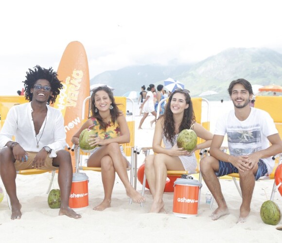 Maicon Rodrigues, Lara Coutinho, Lívian Aragão e Brenno Leone escolheram looks bem casuais para gravar 'Malhação' e se refrescaram com água de coco