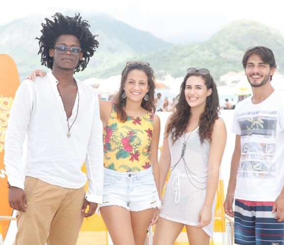 Maicon Rodrigues, Lara Coutinho, Livian Aragão e Brenno Leone foram à praia gravar o 'Papo Reto' para o site da novela 'Malhação'