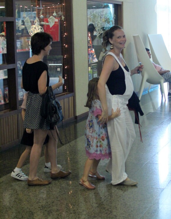 Fernanda Rodrigues e Débora Falabella passeiam com as filhas Nina e Luisa